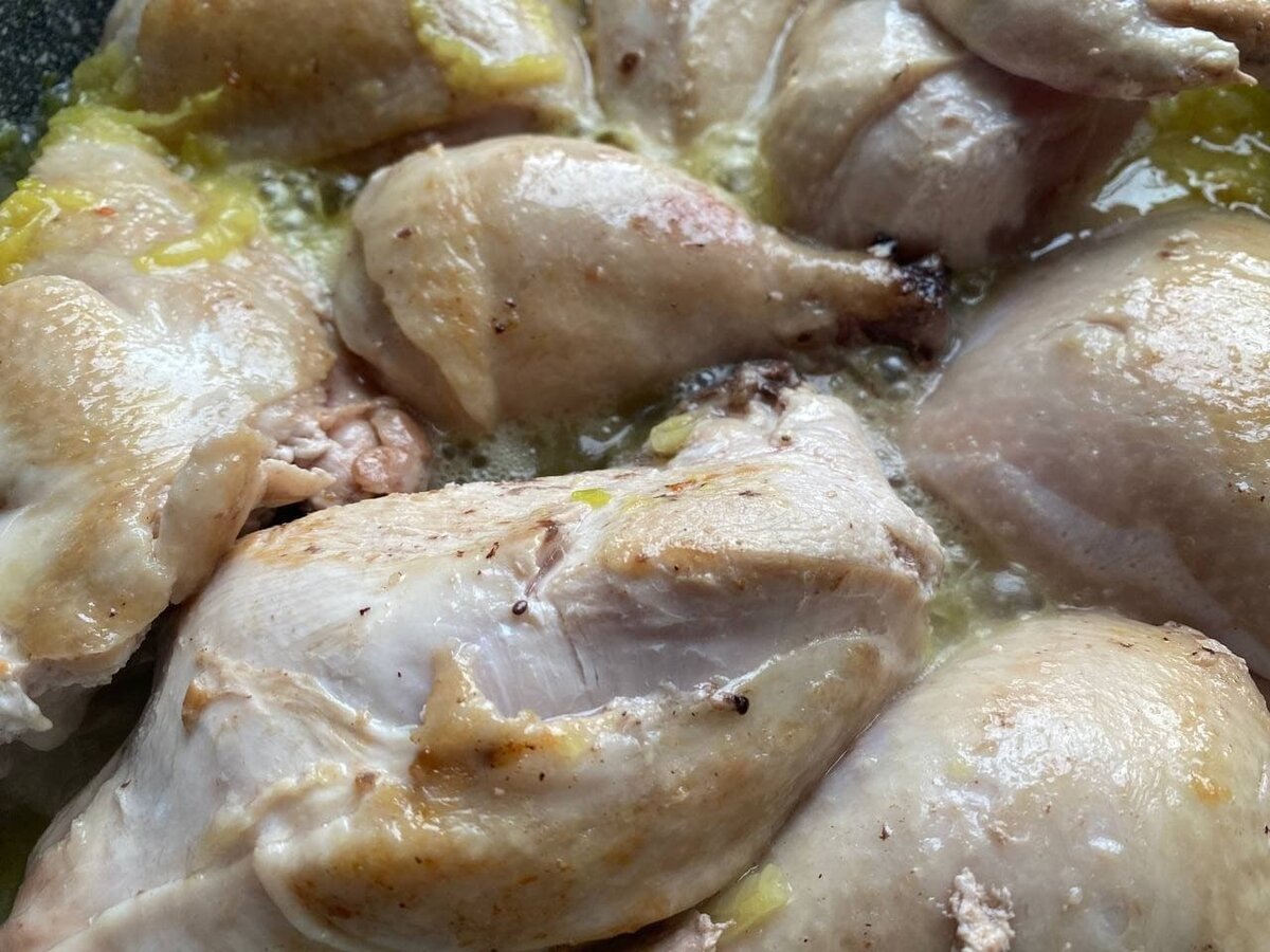 Курицу готовлю по-Еврейски - дешево, сердито, просто и очень вкусно. Секрет - в луковом соусе обжарить, говяжья, кусочки, минут, начнет, добавить, курица, благодаря, ложки, курицы, дорогая, сочная, поеврейски, невероятно, получается, перемешиватьЛук, оттенок, золотистый, аппетитный, приобретет