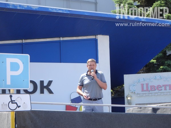 Митинг возле торгового центра «Муссон»