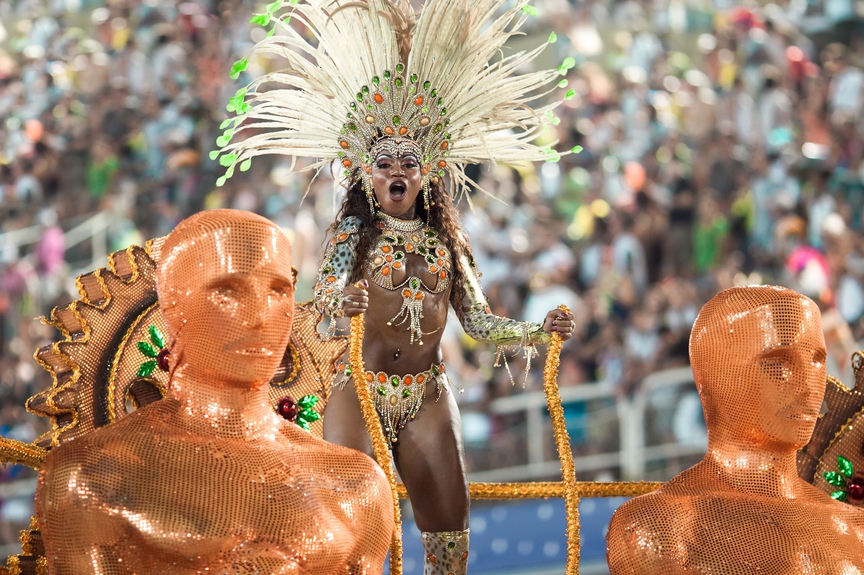 Жгучая бразильянка на карнавале в Рио-де-Жанейро