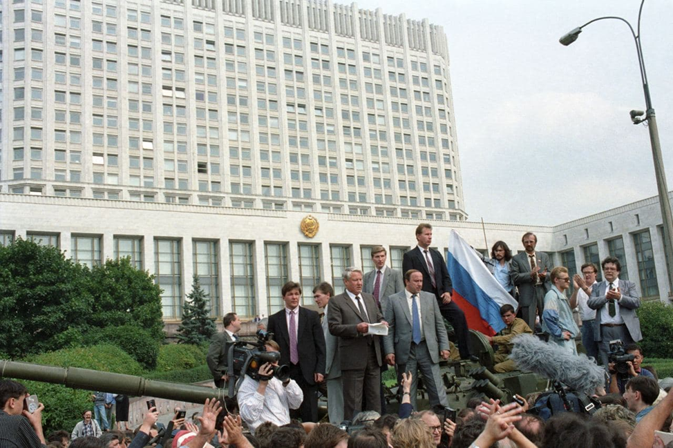 Ельцин на танке – кто эти люди с легендарного фото рядом с Ельциным, и что с ними стало