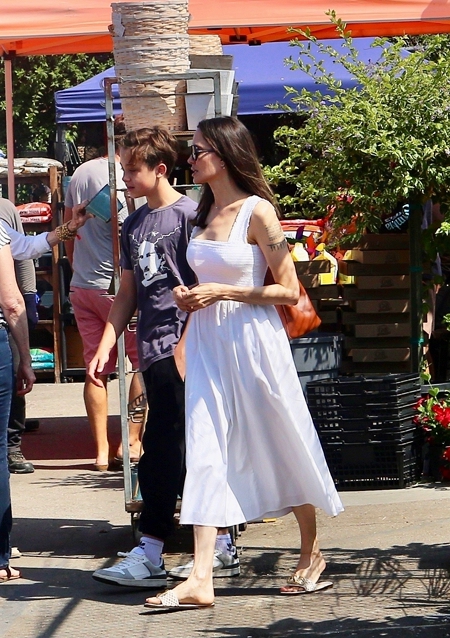 Off-Duty: Анджелина Джоли на прогулке с сыном Ноксом в Лос-Анджелесе Питта,...