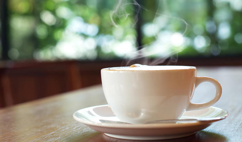 Утренний кофе
Кофеин похож на теофиллин, рецептурный препарат, используемый для борьбы с астмой; конечно, последний является более эффективным — но вы все еще можете чувствовать себя немного менее неприятно после утреннего крепкого кофе. К тому же, если ваша аллергия вызывает мигрень, кофеин может также облегчить головную боль.