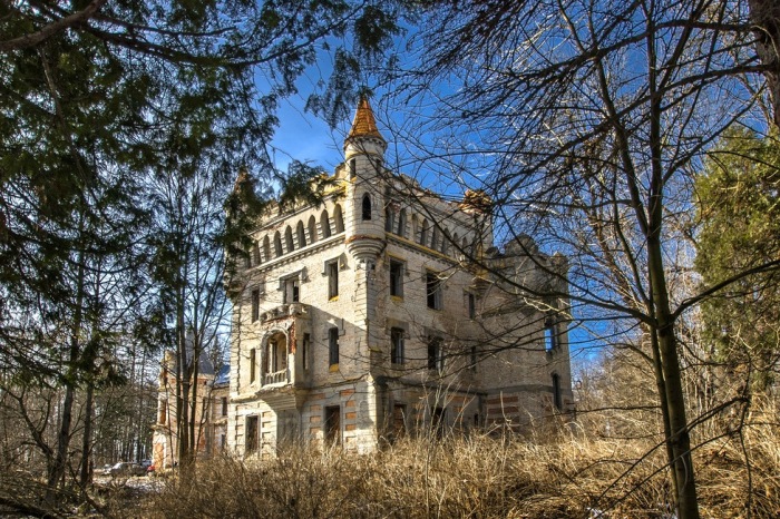 Загадочный готический замок в муромских лесах - сказка, которую мы почти потеряли