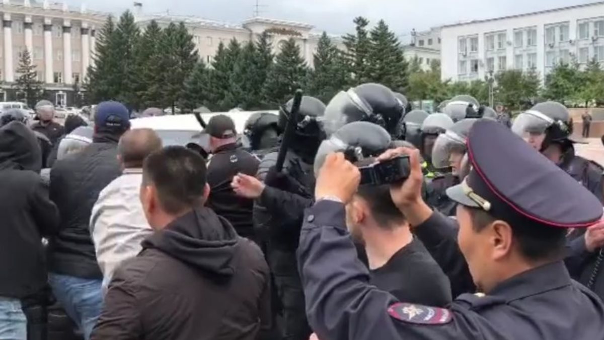 Новости улан удэ сегодня в реальном. Митинг на площади советов Улан-Удэ. ОМОН Улан-Удэ. Разгон митинга в Улан Удэ.