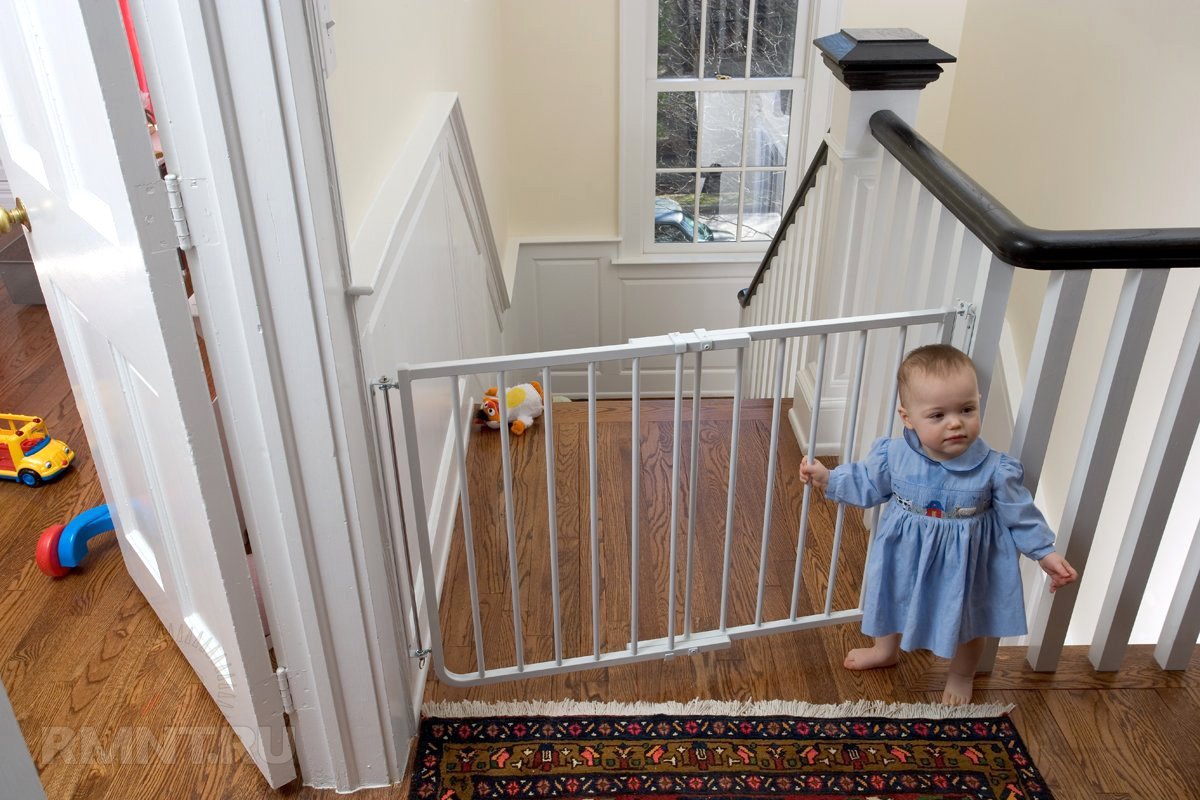 как закрыть лестницу от ребенка фото