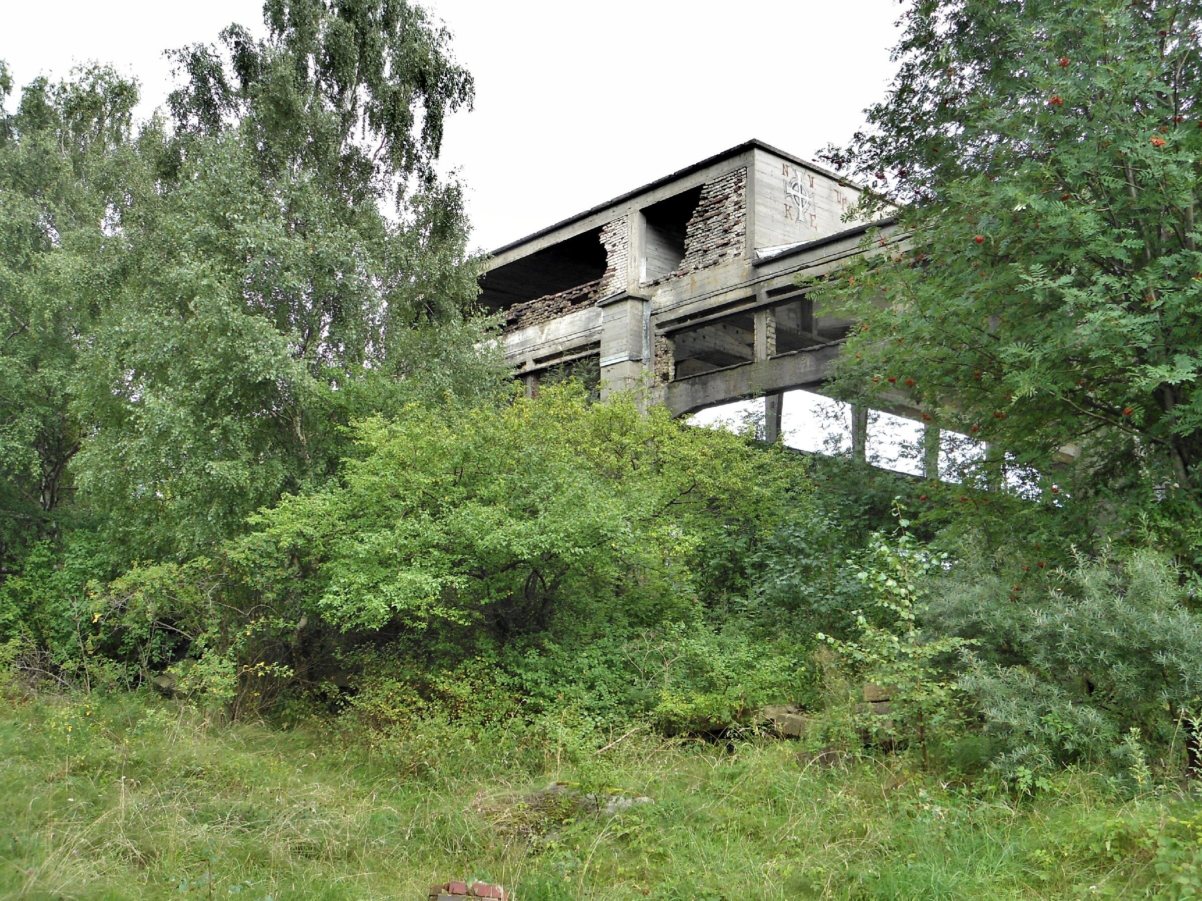 Заброшенный немецкий аэродром Люфтваффе "Нойтиф". Ангар 3 Заброшенный немецкий аэродром Люфтваффе "Нойтиф". Ангар 3