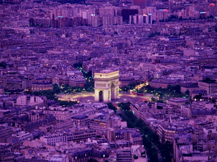 Монумент в 8-м округе Парижа в предрассветный час.