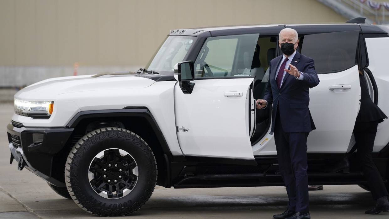 «Старческая» поездка Байдена на Hummer EV за 112 595 долларов вызвала споры в Сети
