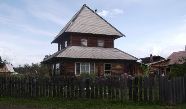 фото: https://www.rutraveller.ru Ощущение, что дом поставлен на дом.