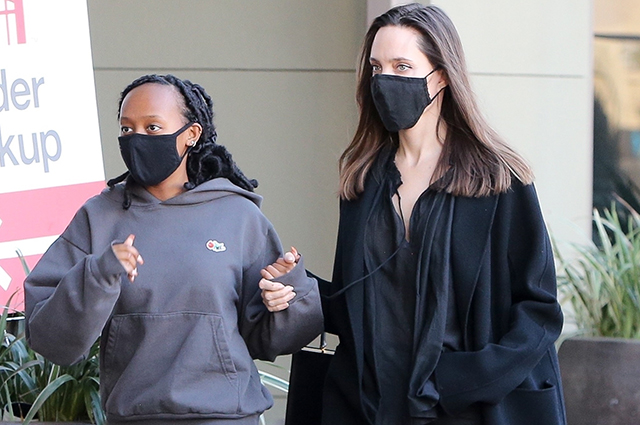 Анджелина Джоли с дочерью Захарой на прогулке в Лос-Анджелесе
