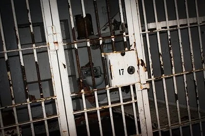 Тюремщица 40 раз занялась сексом с педофилом ради стабильной жизни