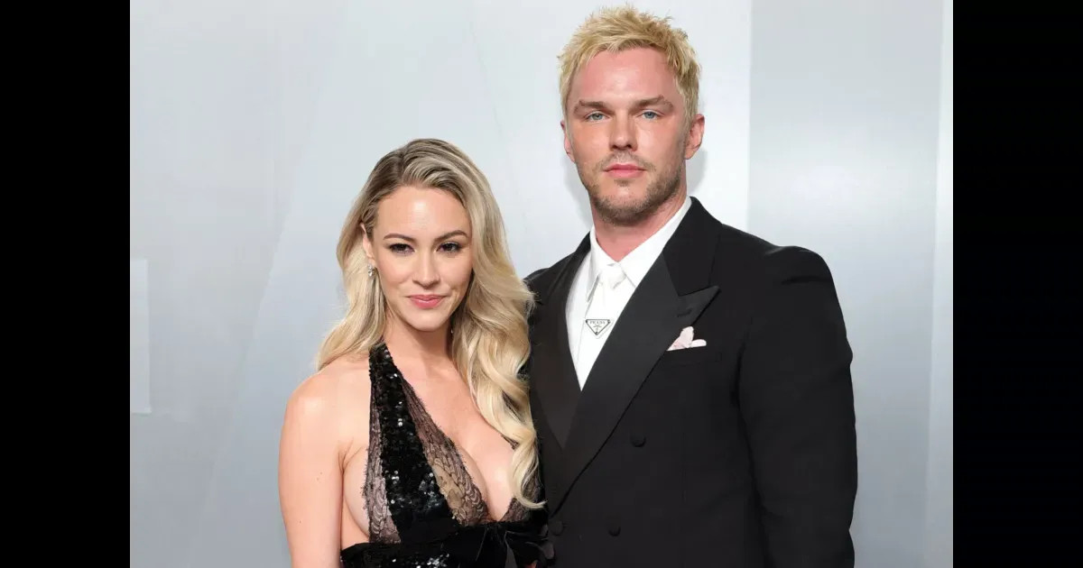 "Это грудь кормящей матери": жена Николаса Холта ответила на критику её откровенного наряда