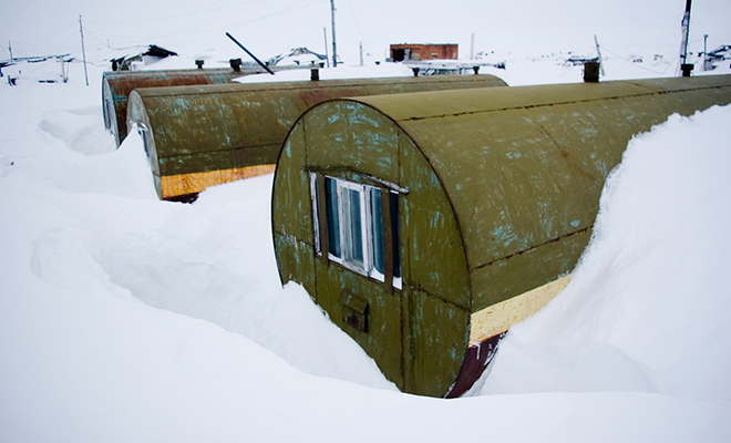 Люди на Крайнем Севере часто живут в цистернах. Вид домов изнутри: видео