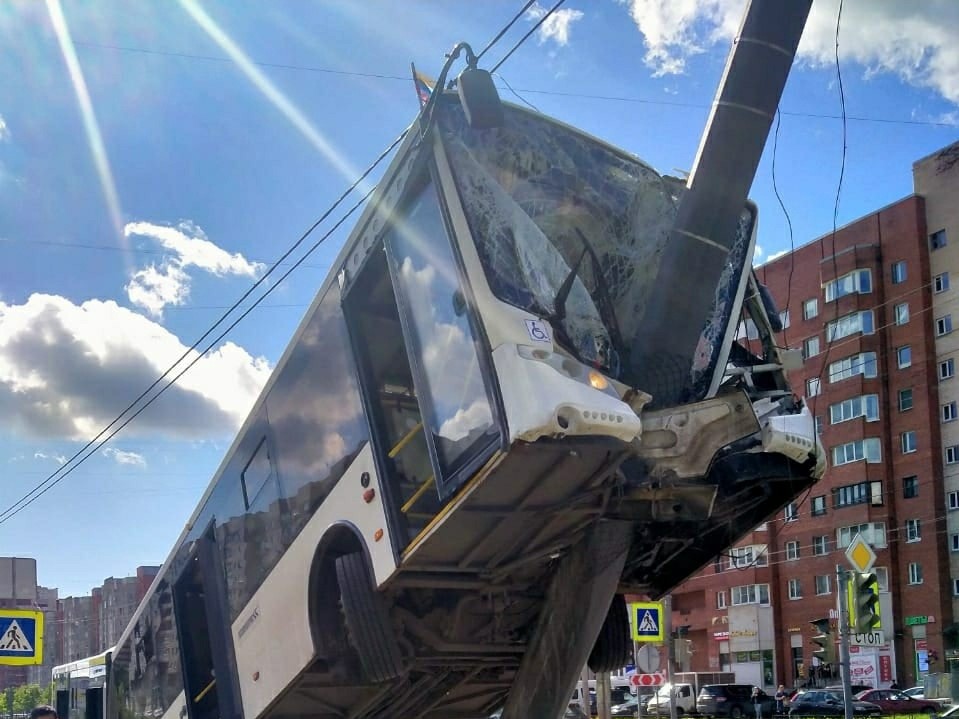 Автобус столб. Авария автобуса в Санкт Петербурге сегодня. ДТП С автобусом в Москве вчера.