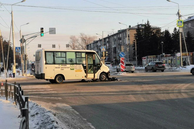 Видео ДТП с неуправляемой маршруткой в Омске попало в Сеть