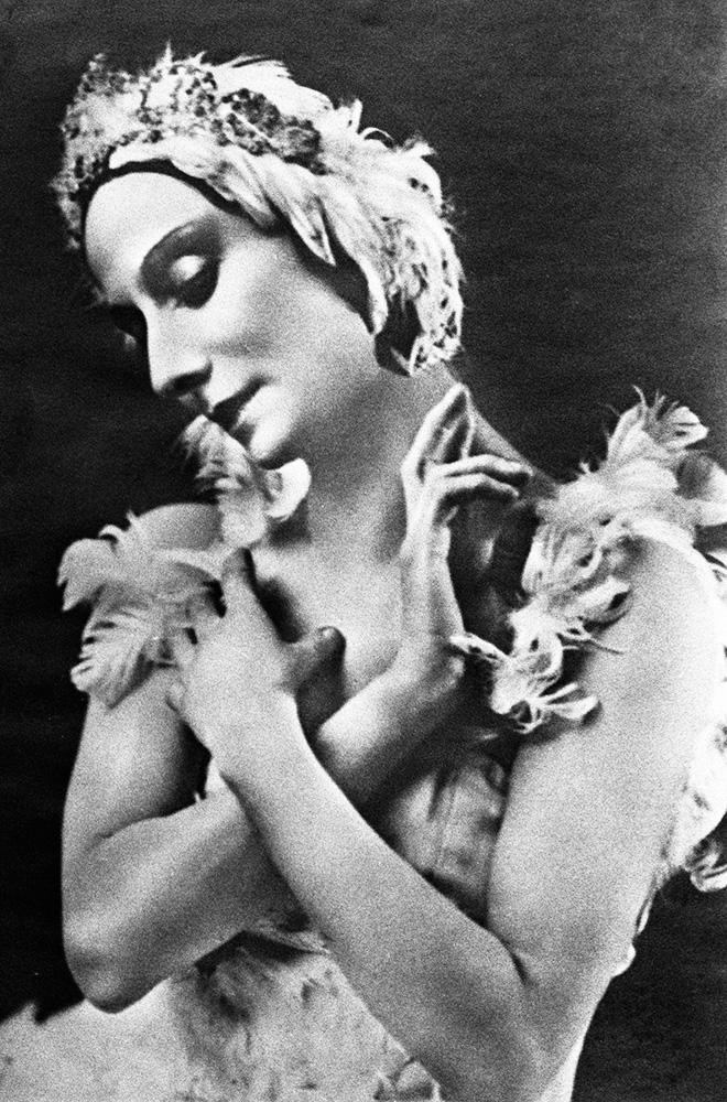 Балерина Анна Павлова в хореографическом этюде «Умирающий лебедь» на музыку К. Сен-Санса.