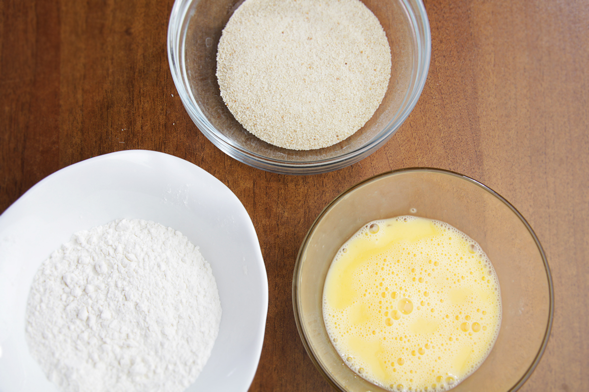 Панировка мука яйцо. Панировка яйцо сухари. Панировка. Панировка льезон мука. Яичная панировка.