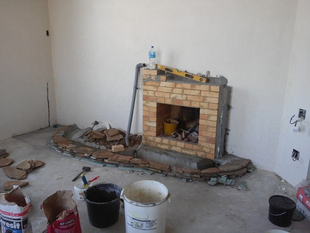 Вот такой камин сделали своими руками. На оценку)
