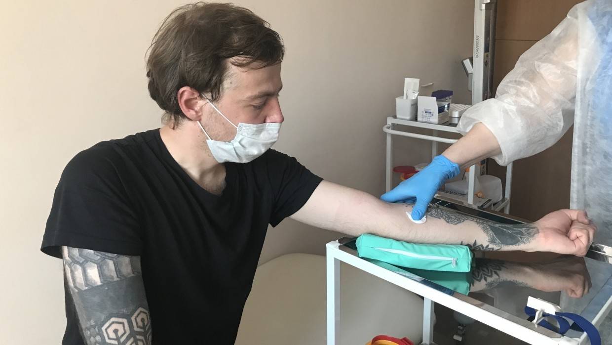 Роспотребнадзор: только прививка или подтвержденный COVID-19 дают человеку иммунный статус