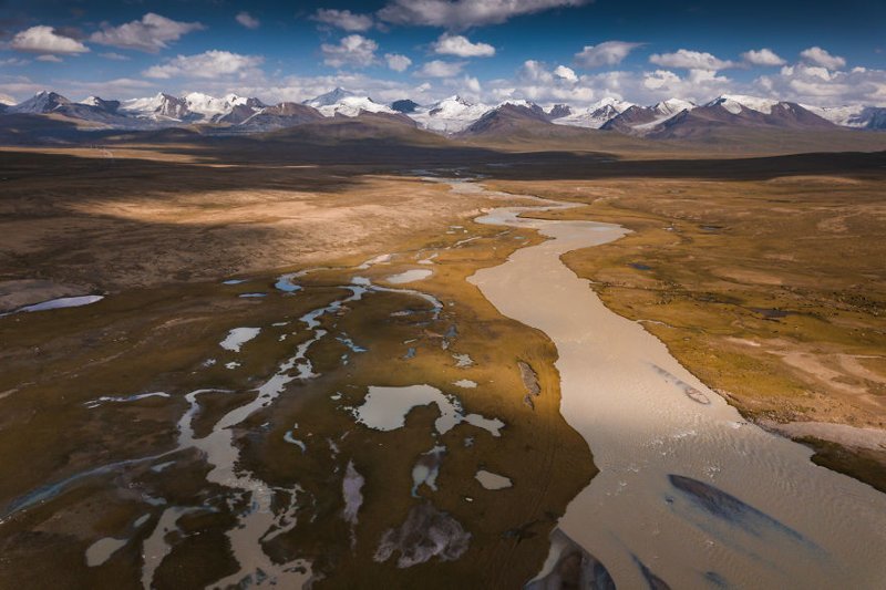 Широкая долина с реками, берущими начало в ледниках окружающих ее гор Кыргызстан, горы, киргизия, красивые места, ландшафтная фотография, ландшафты, пейзажи, пейзажи природы