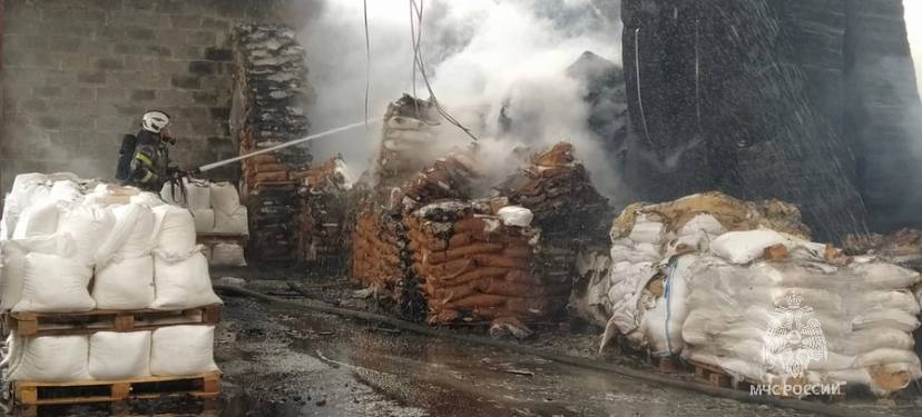 Пожар на складах с целлюлозой в Аксае полностью потушен