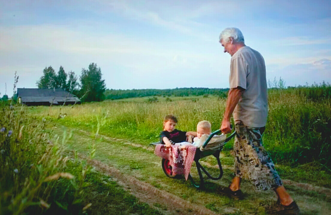 Родители переехали в деревню. Внуки в деревне. Фотосессия в деревне. Бабушка с внуками в деревне. Лето в деревне дети.