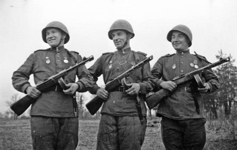 И чёрный нож вонзил в фашиста И чёрный нож вонзил в фашиста оружие