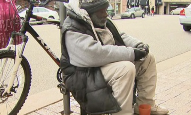 Бездомный нашел на улице кольцо с бриллиантом и решил вернуть владельцу. Решение полностью изменило его жизнь Культура