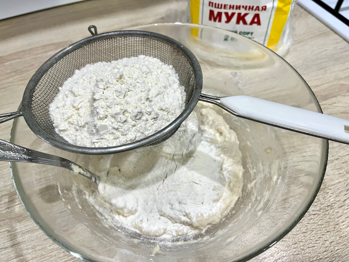 С мясом на пышном тесте - этот пирог заменит собой целый обед. "Чуду" станет любимым блюдом с первого кусочка, а приготовить его совсем просто.-5