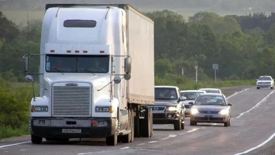 В ГИБДД разъяснили, почему дальнобойщики стали ездить близко друг к другу на трассе и мешать обгону
