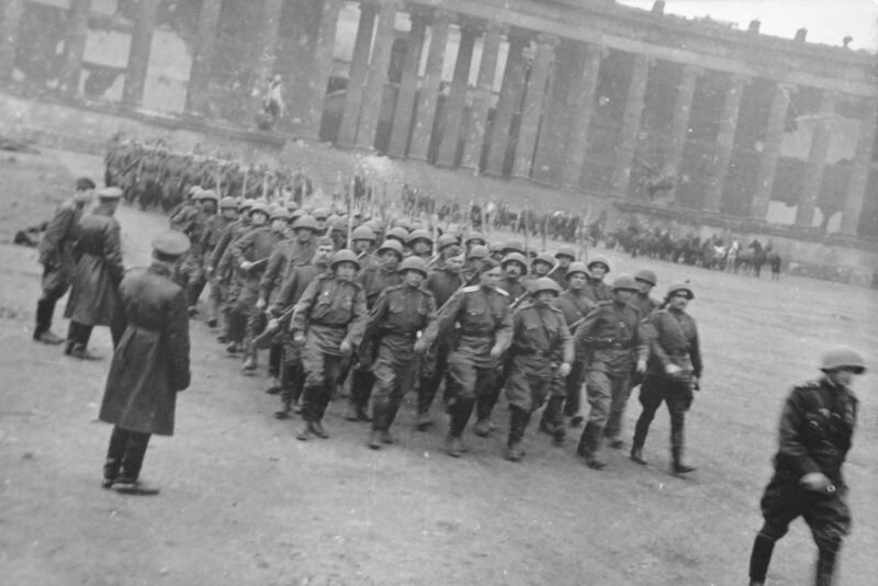 Колонна солдат советской 5-й ударной армии на параде в парке Люстгартен в Берлине, май 1945 года.