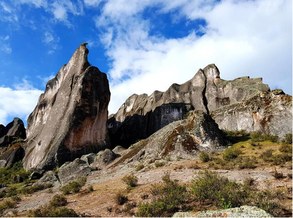 Скалы плато Маркауаси. Источник https://travelask.ru/blog/posts/21586-markauasi-chto-eto-ostatki-drevney-tsivilizatsii-ili-neobych