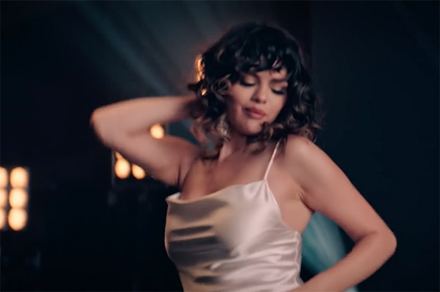 Встряхнула кудрями: Селена Гомес выпустила зажигательный клип на песню Dance Again Шоу-бизнес