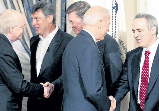 Гарри КАСПАРОВ - своему хозяину, вице-президенту США Джо БАЙДЕНУ: «Рад стараться, ваше благородие!». Фото: © Reuters
