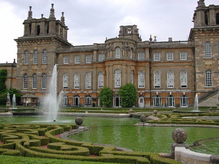 Родовое имение герцогов Мальборо, один из крупнейших дворцово-парковых ансамблей Англии.
