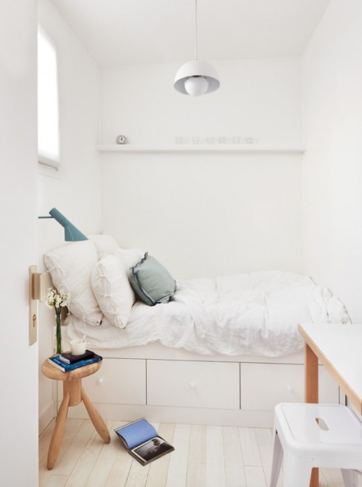 Современная спальная комната в малогабаритной квартире с простым и лаконичным дизайном.