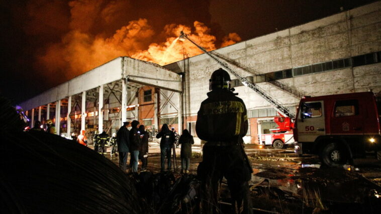 Пожар на складе в шушарах. Пожар на складе в шушарах. Пожар на складе wildberries. Склад вайлдберриз шушары пожар. Сгоревший склад в питере.