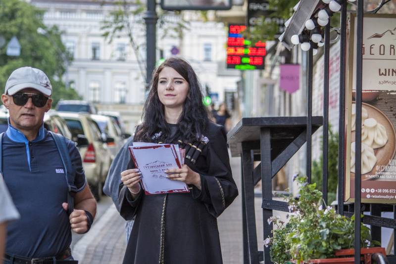 Записки Колорадского Таракана. Одинокий Чебурашка с мегафоном в ночи… украина