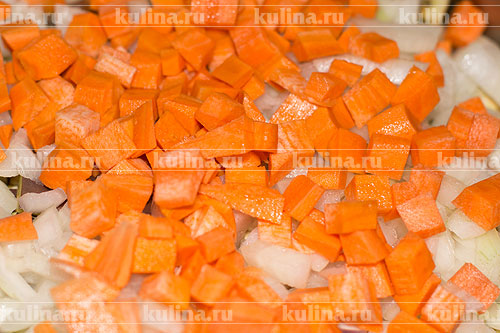 Овощное соте на зиму Морковь нарезать кубиком и положить в кастрюлю.