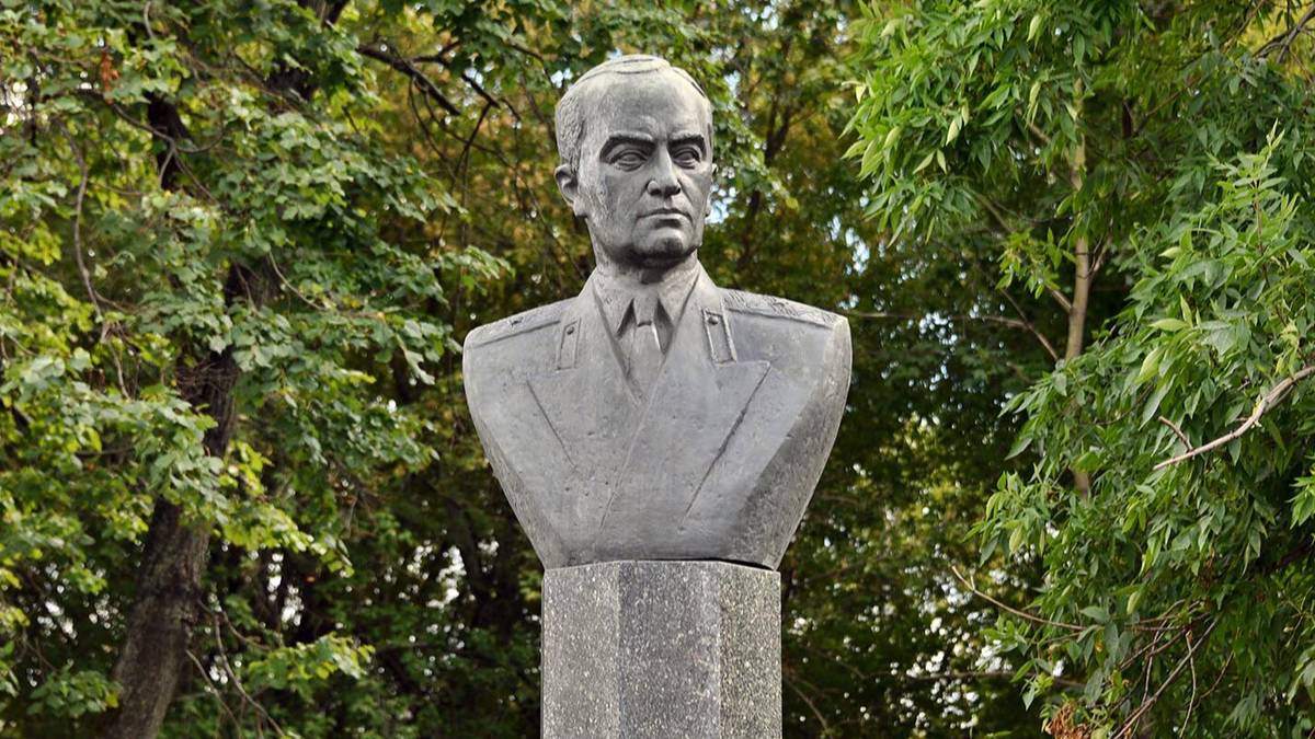 Памятник авиаконструктору Владимиру Климову отремонтируют в Москве