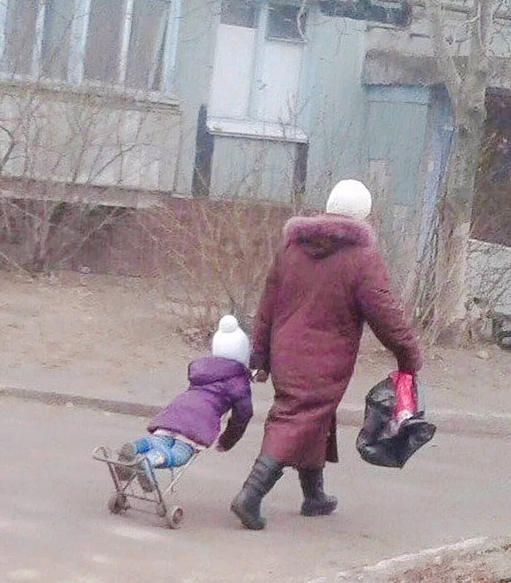 Внучка приехала. Внучки приехали к бабушке. Внук приехал к бабушке. Внуки приехали к бабушке на каникулы. Внук приехал к бабушке фото.