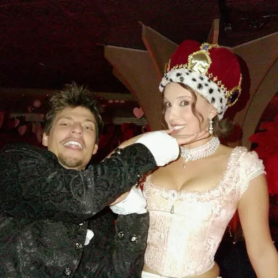 Милли Бобби Браун отметила день рождения в образе Марии-Антуанетты Бобби, Браун, Милли, БраунМилли, стиле, мужемРанее, актриса, летНапомним, выглядела, обсуждали, блондинку, перекрасилась, Звезде, мужемМилли, замуж, рюшамиМилли, рубашку, белую, чёрный, надел