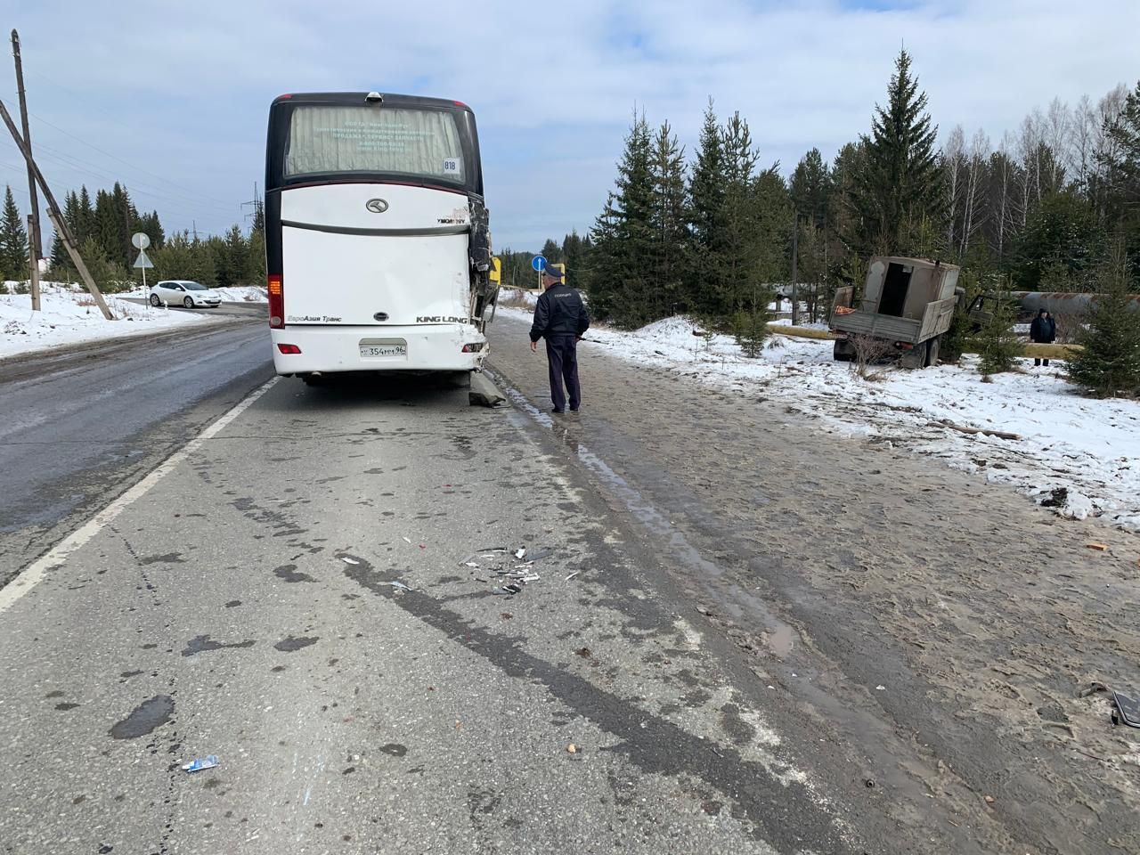 На севере Свердловской области КАМАЗ столкнулся с пассажирским автобусом