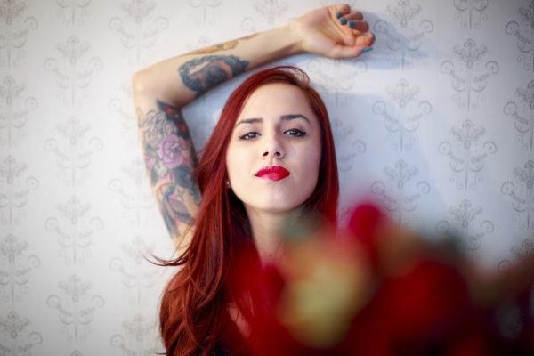 Как работают красавицы девушки из уникального бразильского тату-салона
