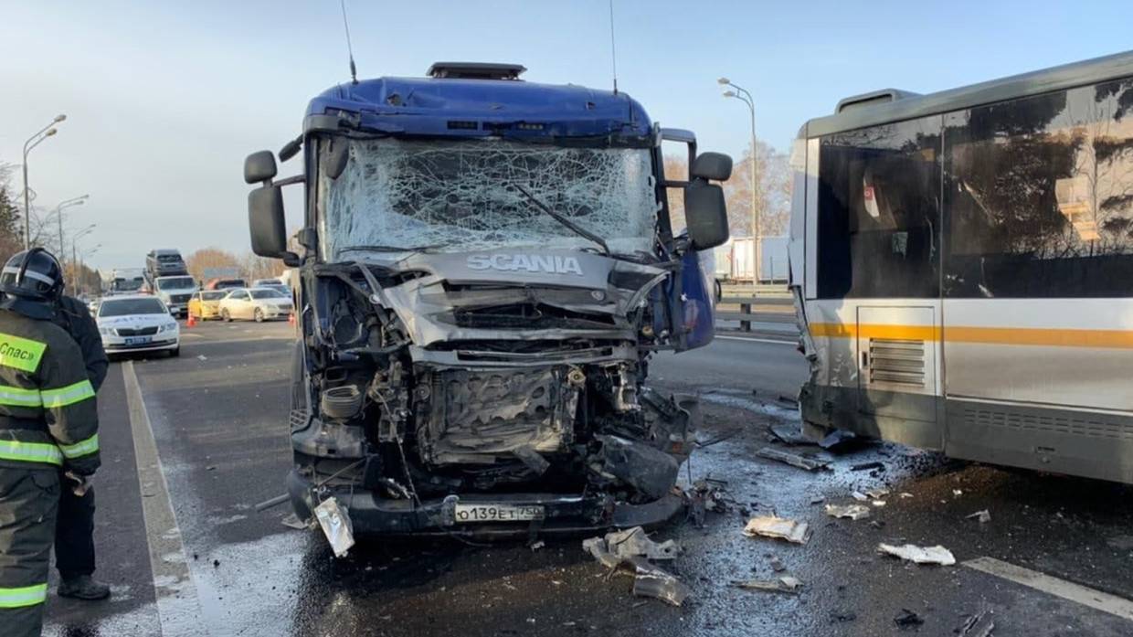 ФАН публикует фото последствий массового ДТП с автобусом в Подмосковье