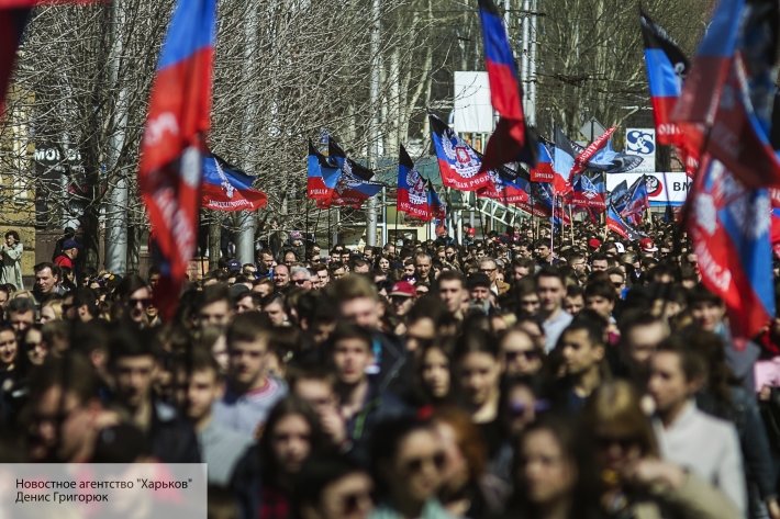 «Да, мы действительно там живем и если что мы за Путина»: жители ДНР и РФ призвали Россию забрать себе Донбасс 