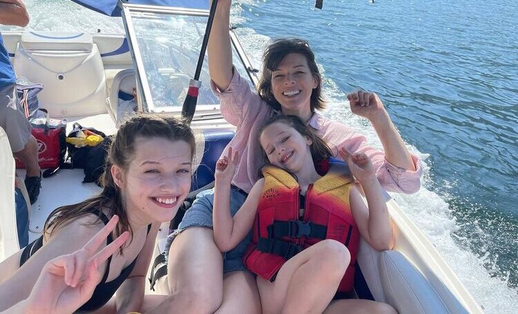 Милла Йовович и Пол Андерсон с дочерьми провели день на озере в Ванкувере Дети,Дети знаменитостей