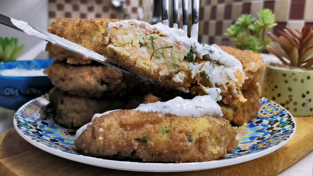 У меня все кабачки сейчас уходят на вкуснейшие котлеты. Часть съедаем сразу, остальное в морозилку и зимой едим У меня все кабачки сейчас уходят на вкуснейшие котлеты. Часть съедаем сразу, остальное в морозилку и зимой едим котлеты, перец, крупной, только, очень, сразу, проминаем, овощные, можно, сметана, укроп, чеснок, присаливаем, слегка, просто, сухарях, минут, зимой, выкладываем, сухари