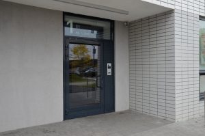 Фасады домов отмыли от вандальных надписей в районе. Фото: Анна Быкова