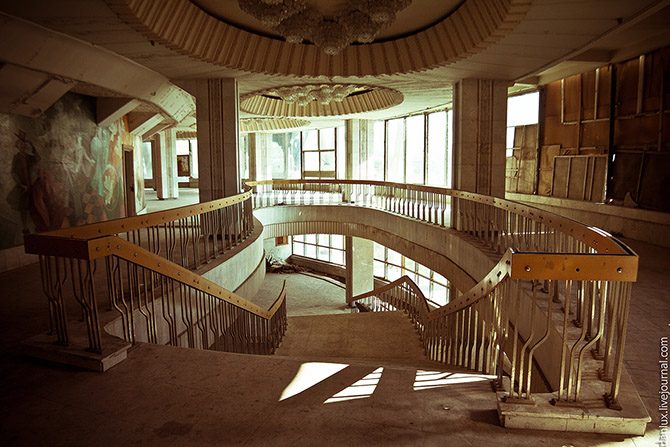Атмосферная прогулка по заброшенному кишинёвскому цирку Атмосферная прогулка по заброшенному кишинёвскому цирку